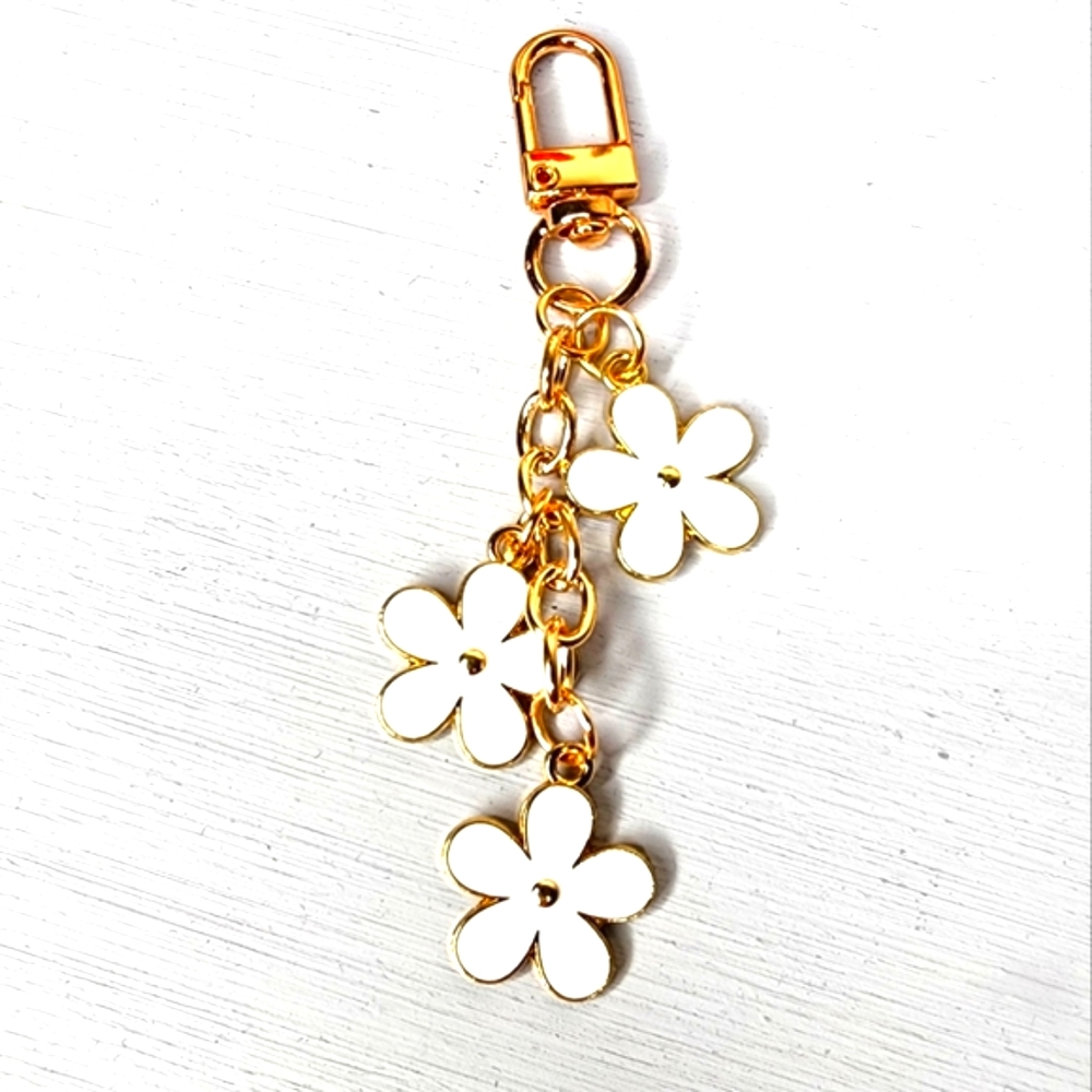 Unbranded White Floral Bag Charm with Gold Hardware New with Tags